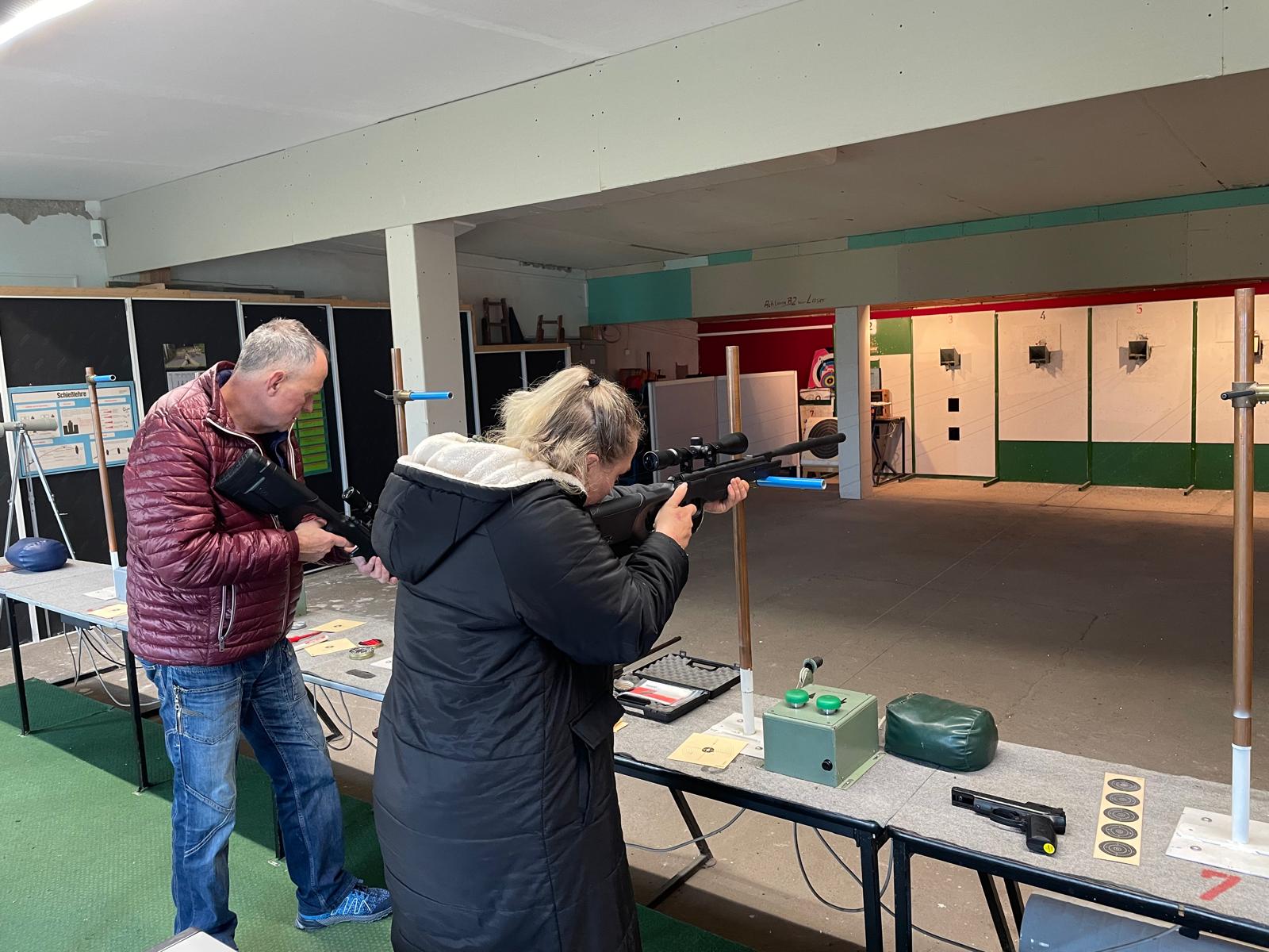 2 Schützen am Schießstand