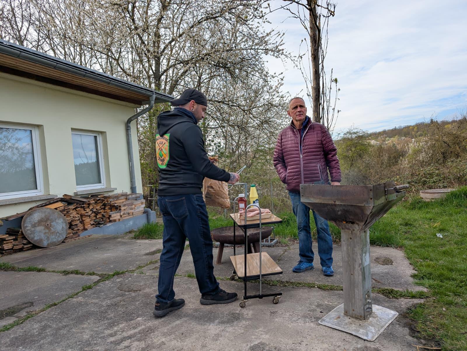 2 Männer am Grill